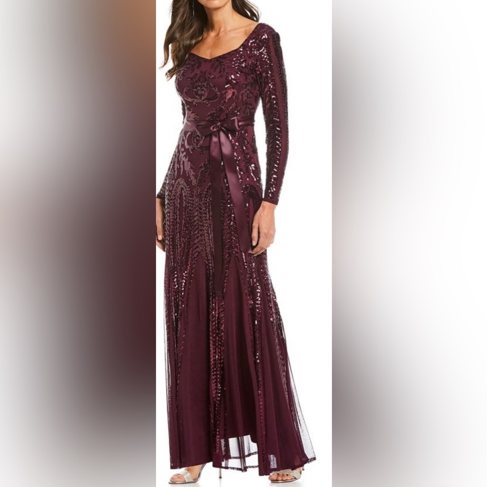 HOLIDAY🎁🎄LONG SLEEVE SPARKLE DRESS 👗- NWT R&M Richard’s burgundy size 8